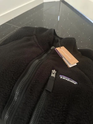 Patagonia fleecejacka - Säljer en helt ny patagonia jacka i strl medium men passar även strl s för lite oversized