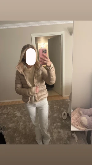 Herno långärmad jacka  - Långärmad herno jacka! Storleken är xs men passar mig som har s och m, nypris på jackan är 9000, skicket är mycket bra men har lite smink på kragen men kommer lämnas in på kem tvätt innan den postats!💕kan prutas ner vid snabb affär