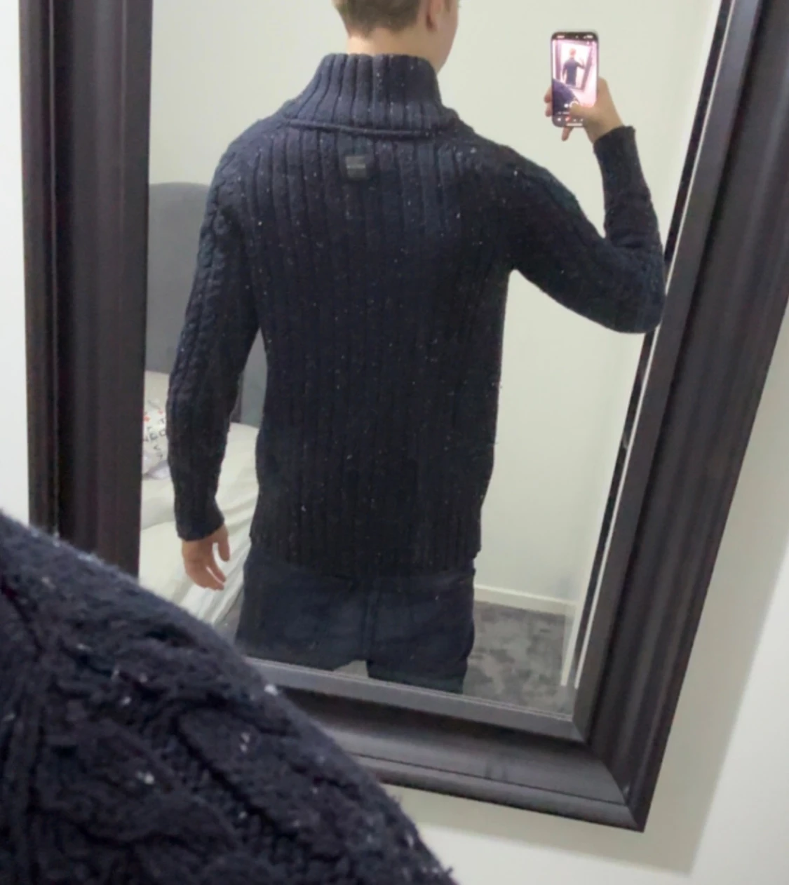 Mörkblå stickad tröja med krage - 1