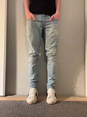 DonDup Jeans - DonDup Jeans| Storlek: 32 vilket motsvarar ungefär W30 L32| Modellen är 177 cm| Skick: 9/10| Pris: 899kr| Priset går alltid att diskutera!|