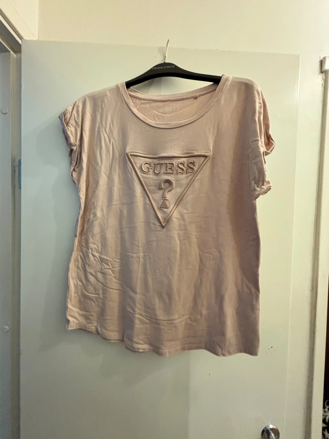 Ljusrosa t-shirt från Guess