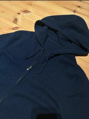 Mörkblå Kashmir zip - Säljer nu en mörkblå Kashmir zip i ett jätte bra skick och perfekt nu till vintern, Den är i storlek S men skulle säga att den sitter mer som en M. Skriv om ni har några funderingar!