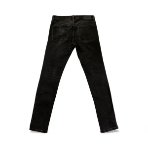 Svarta skinny jeans från J.Lindeberg - Svarta jeans från J.Lindeberg i klassisk skinny fit med fem fickor och snygga sömmar. Jeansen har en stilren look och är tillverkade i mjukt denim-material som sitter tajt längs benen. Perfekt för dig som gillar en modern och slimmad siluett.