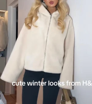 Vit teddyjacka med huva från H&M - Så mysig päls/teddy jacka från HM, helt ny med prislapp kvar aldrig använd!!💖