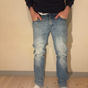 Nudie Jeans‼️ - Nu är det dax att ljusa upp den mörka vintern med ett par ljusa o fina Nudie Jeans, dessutom till ett magiskt pris🤩. Nypris ligger på ca 1500kr, men du får dom för endast 499kr❗️Ingenting som skiljer dom från nya, utan dom är i mycket fint skick! Storlek:32/36 A=82cm  B=111cm. Hör gärna av dig!!! 