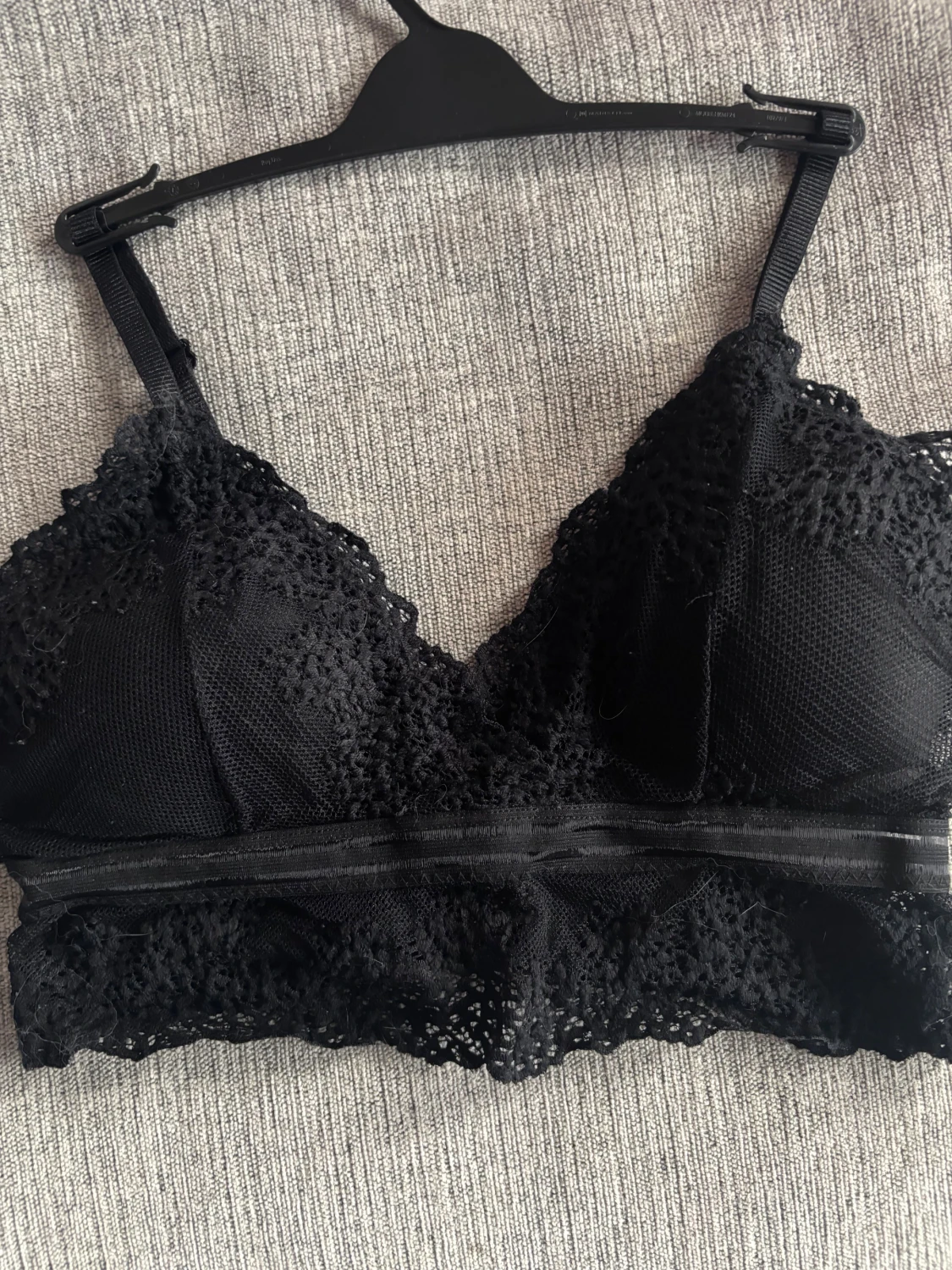 Svart spetsig linnetopp med justerbara band - 1