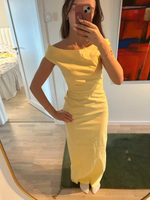 Ljusgul balklänning  - Säljer min helt oanvända superfina ljusgula klänning som passar perfekt till balen! Den har prislapp kvar och är aldrig använd 💞har en slitts där bak ( bild 3) passar mig perfekt som är nästan 170, NYPRIS nästan 1200, ( sista slide), Skric vid frågor 💞💞 TAR EMOT BUD