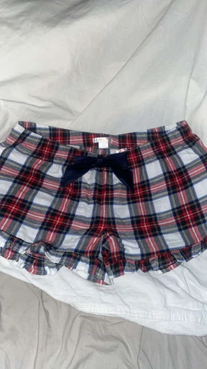 Rutiga pyjamasshorts med rosett - Jättesöta pyjamas shorts i storlek 170 från Gina och funkar för mig som har storlek S/M🥰🥰