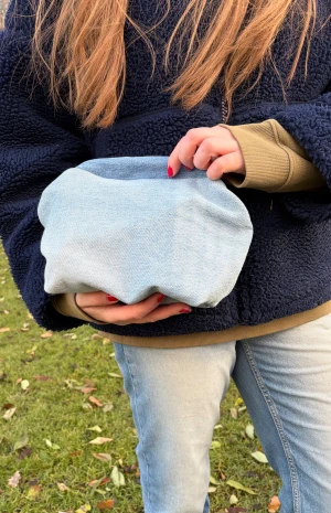 Blå clutch - Blå clutchväska i jeansmaterial!