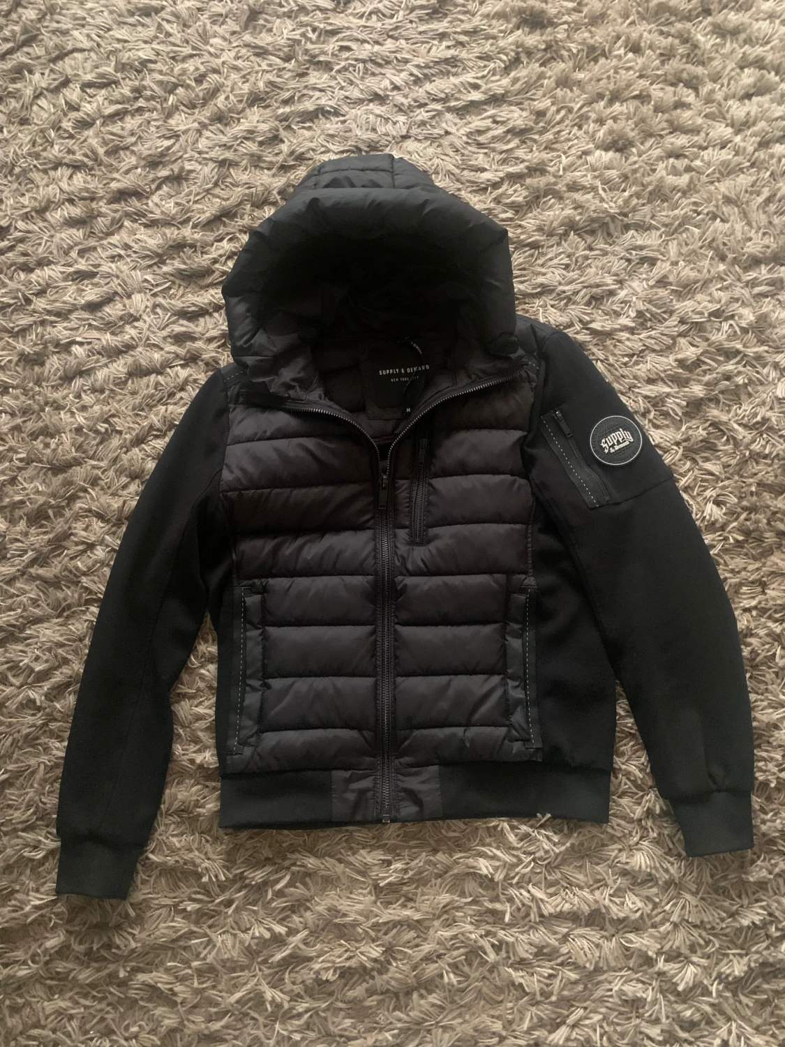 Svart pufferjacka Supply & Demand M