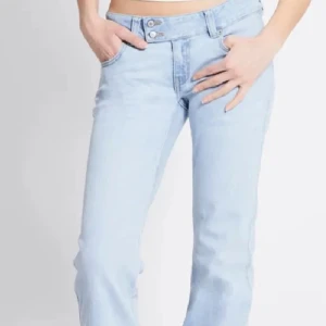Ljusblå bootcut jeans med hög midja - Snygga ljusblå jeans med bootcut.Jeansen har klassisk femficksdesign, dubbla knappar i midjan och är tillverkade i mjukt denim. Perfekta för dig som gillar en retroinspirerad look med lite utsvängda ben.Priset går såklart att diskutera 💞