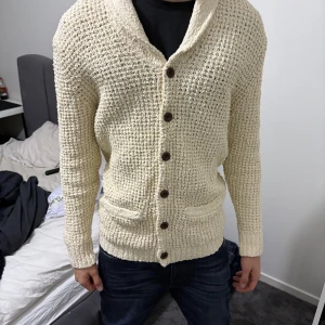 Stickad cardigan - Säljer en beige stickad cardigan för dig som söker stil komfort och värme för endast 349kr. Perfekt nu inför de kallare vädret. Tveka inte på att höra av dig vid frågor!