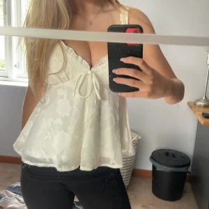 Vit blus - SKIT snyggt vitt festligt linne från gina som använts få gånger och är som ny! Perfekt till sommaren