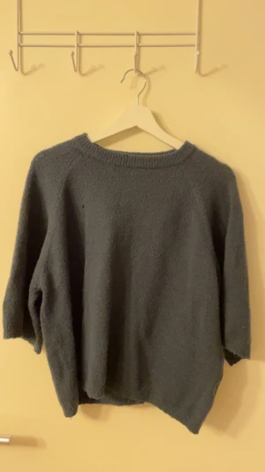 Stickad tröja med kortärm  - Säljer denna maringröna/mörkgröna tröja från lager som ni ser är hela tröjan nopprig och har en liten skada som ni ser på andra bilden😊🌸 Säljer bara via (Instabox) Allt jag säljer kommer ny tvättat💕