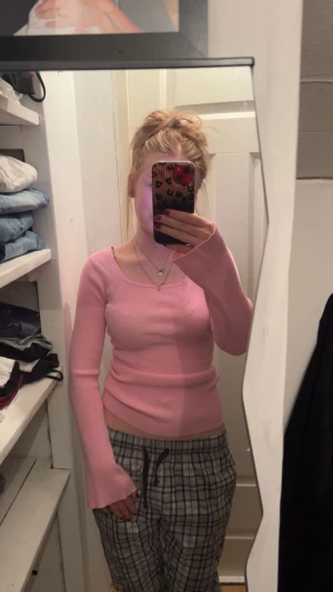 Rosa ribbad långärmad topp - Säljer en söt rosa långärmad topp med ribbad struktur och rundad halsringning. Toppen är figurnära och har långa ärmar som går ner över händerna. Perfekt för dig som gillar en enkel men ändå trendig stil.