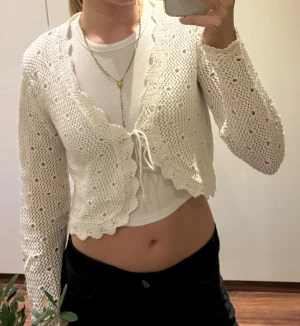 Vit stickad kofta med knyt - Vit stickad kofta med knytning. Jag har bara använt den en gång men jag har köpt den från Plick men de va ett tag sen och lappen är bortklippt. Skriv för fler bilder eller om du har några frågor!🥰 