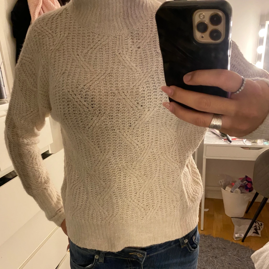 Beige stickad polotröja med mönster - 1
