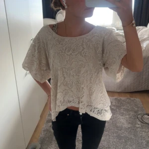 Vit spetsblus med vida ärmar - Säljer en superfin vit blus i spets med blommigt mönster🥰🥰