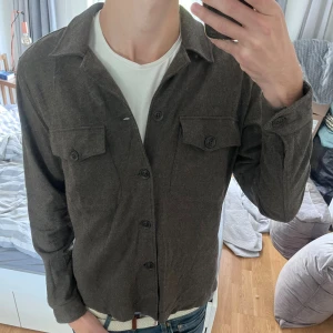 Overshirt från Bläck - 🍂Stilren overshirt från Bläck, perfekt nu till hösten!🍁| Storlek M (Passar nog bättre på S) | Mycket bra skick✅