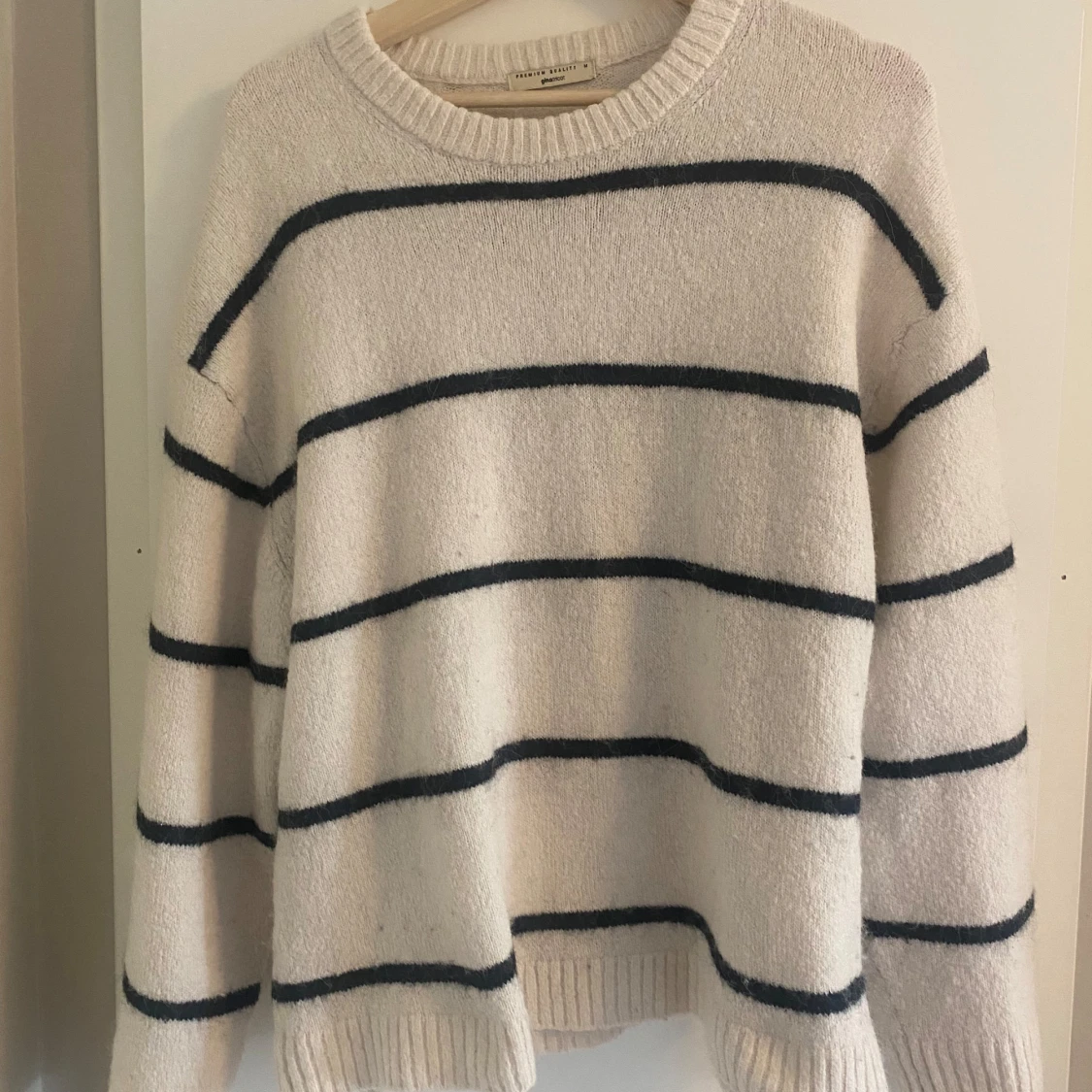 Stickad randig tröja Ginatricot