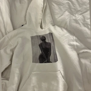 Vit hoodie med tryck från The Cool Elephant - Säljer min vita hoodie från The cool Elephant i storlek M, passar S också.  Hoodien har en stor svartvit print framtill som föreställer en siluett av en person. Tröjan har huva och magficka. Säljs då jag vill köpa i en annan färg. Nypris 600. Använd 4-5 ggr💞 skriv om du vill veta mer!