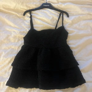 Svart volangklänning Gina Tricot XS - Supersöt svart volang topp från  Gina Tricot i storlek XS.