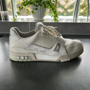 Louis Vuitton Trainers - Säljer mina skor från LV. Köpt på deras officiella hemsida så allt ingår. Går lätt att tvätta rent dom så dom ser ännu nyare ut. Nypris är 12,800 kr 
