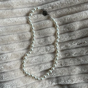 Klassiskt pärlhalsband med silverlås - Ett stilrent halsband med vita pärlor i rund form, verkligen jättefint, säljer då det inte kommer till användning har endast användas 2-3 gånger💗