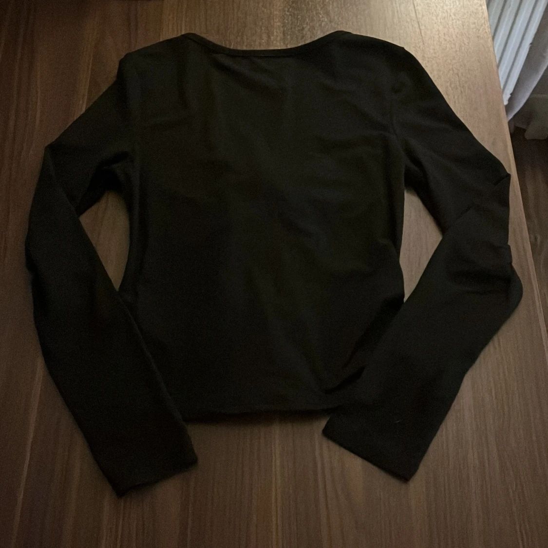 Svart långärmad topp med knyt - 1