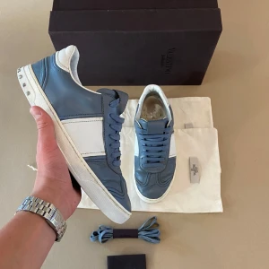 Valentino flycrews - Ett par riktigt feta valentino flycrews i skick 8/10. Box, dustbag och extra snören medkommer. Storlek 40 men sitter mer som 41-41,5.Alla nitar är på men några är påsatta i efterhand. Pris kan diskuteras vid en snabb affär ✅ Byten kan vara intressant 🤝Skriv gärna vid funderingar 👍