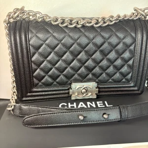 Le Boy Bag -  FLER BILDER KAN SKICKAS PÅ DM. Lite detaljer: Serienummer: Delvis rivet etikett, men hela serienumret 22117422 finns på det medföljande kvittot (se bild). Material: Klassisk caviarläder, lite graine-aktig och tålig. Köpt via eBay till ett fyndpris, då serienumret var delvis rivet och authkortet saknades.  Originalkvittot, kartong medföljer väskan från förra ägaren.