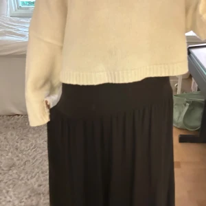 Svart långkjol  - Jättefin maxikjol med asymmetrisk midja <3