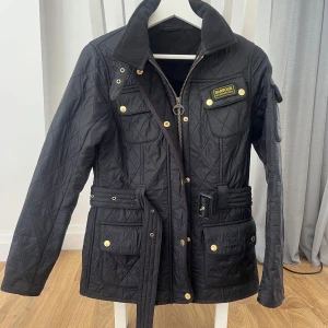 Barbour jacka i superfint skick!! - En Barbour jacka som är använd ett fåtal gånger.  Jackan är i superfint skick och är fodrad så det går att ha den till vår/höst och vinter.  Inköpt för ungefär 3000kr