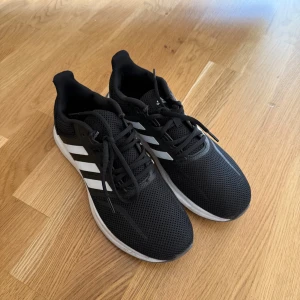 Adidas skor - Adidas skor helt nya. Storlek 40. Pris: 300