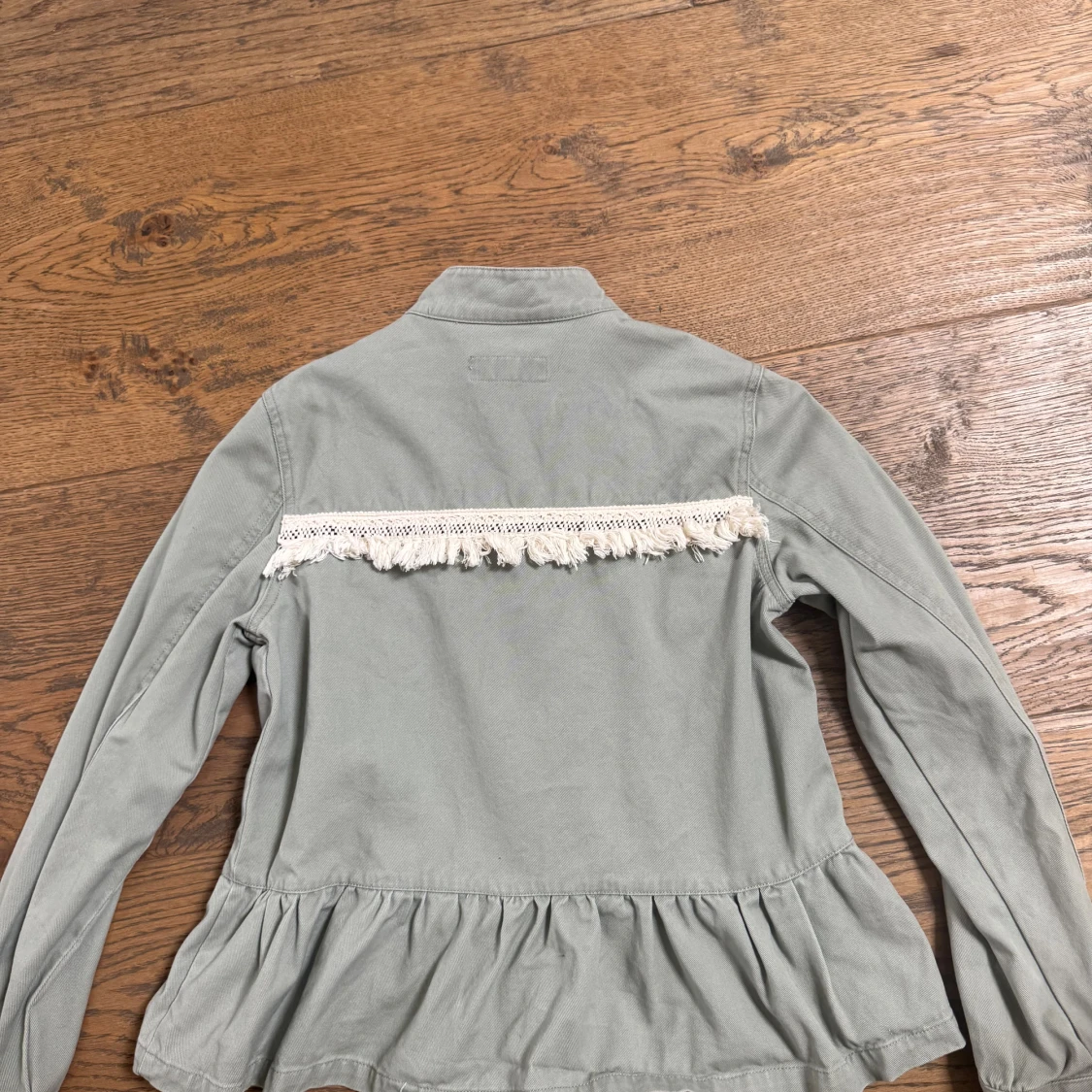 Grön jacka med fransar från Reserved - 1