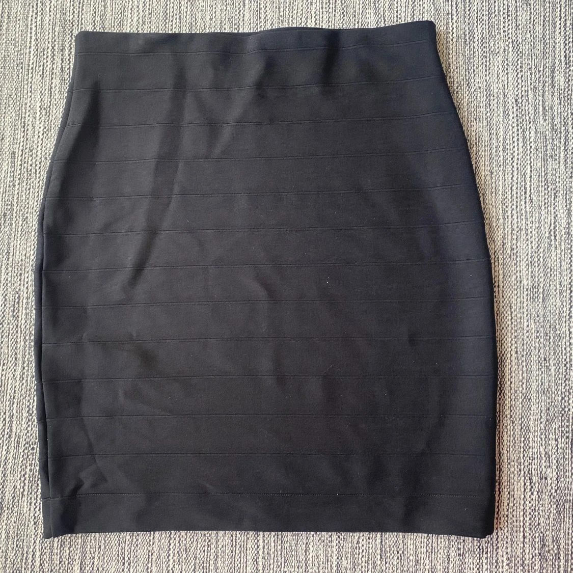 Svart tight kjol i stretchigt tyg - 2