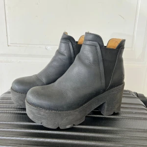 Svarta Johnny Bulls kängor - Chunky svarta stövletter från Johnny Bulls i fint skick