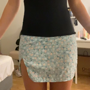 Kjol - Super gullig somrig kjol som inte kommit till användning. Dragkedja på sidan❤️