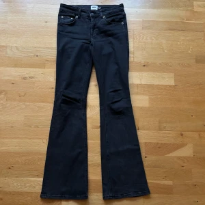 Svarta bootcut jeans  - Svarta lågmidjade bootcut jeans från lager 157 . Stl S 