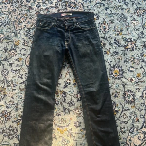 Levis 506 Straight - Ett par Levis 506 jeans som är använda ett fåtal gånger. Inga hål eller defekter, dock så finns det lite missfärgning om man kollar noga men det är ingenting som syns när man har på sig de. Storleken är 31/32