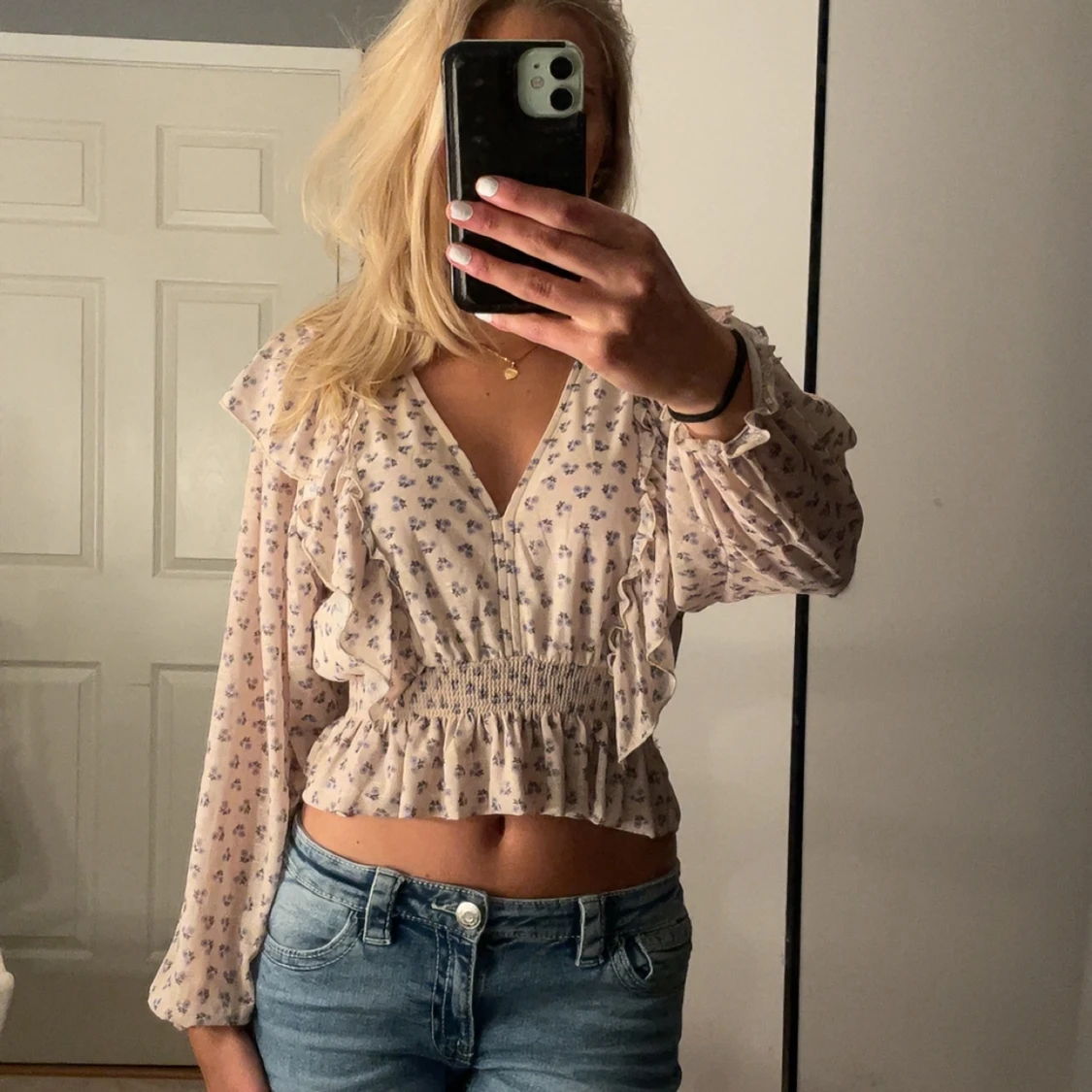 Blommig volangblus med v-ringning