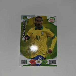 Brasilien långärmad fotbollströja Nike - Gul långärmad Brasilien-tröja från Nike med gröna detaljer på krage och ärmslut. Tröjan har landslagets emblem på bröstet och nummer 10 tryckt på framsidan. Klassisk design som bärs av Ronaldinho, perfekt för dig som älskar fotboll och vill sticka ut.