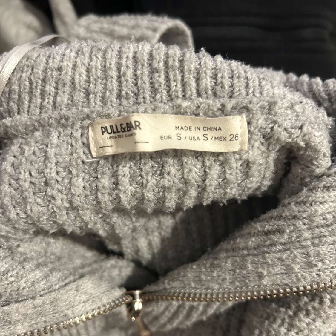 Grå stickad tröja  - 2