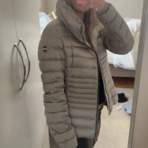Colmar jacka  - Säljer denna superfina colmarjacka, strl 38❤️(men passar mig som vanligtvis har 36). Säljes då den inte kommer till användning! Perfekt nu till hösten 🍁🍂Även nytvättad från kemtvätt. Behöver rensa därav de låga priset💕