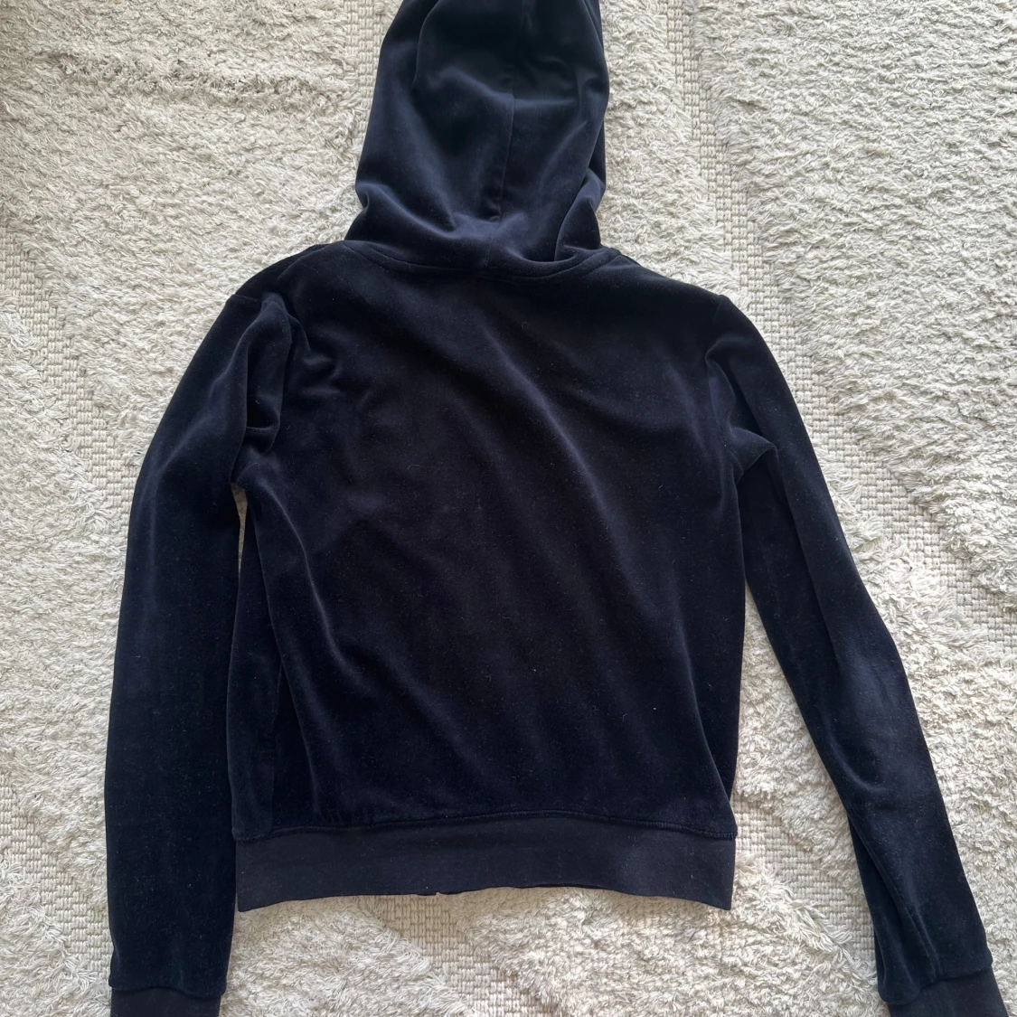 Svart velour hoodie från Juicy Couture - 2