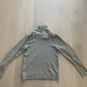 NN07 Stickad tröja - Säljer nu denna asfeta stickade cardiganen/tröjan från NN07 och den är i väldigt bra skick förutom en fläck som kan fås bild på vid fråga och intresse. Vid fler frågor eller funderingar är det bara att skriva