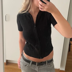 Svart kortärmad hoodie  - Svart kortärmad hoodie med asnajs passform i strl s!! Fint skick!!🙌Har massa mer i min profil