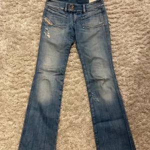 Diesel jeans  - Super fina lågmidjade diesel jeans i mycket bra skick! Köptes på här på Plick med passade inte mig. Skriv för frågor! Midjemått: 75cm
