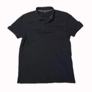 J Lindeberg piké  - As bra skick och svin snygg svart j lindeberg piké! Priset går att diskuteras!