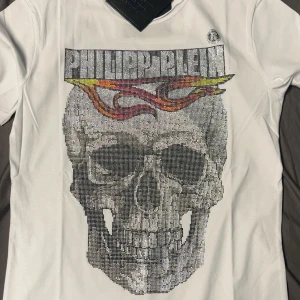  Äkta Philipp Plein vit t-shirt med döskalle - Philipp Plein T-shirt i färgen vit Äkta. 8000kr ny pris. säljer den billig eftersom har byt stil. Har används fåtal gånger.Priset kan diskuteras vi snabb pris 